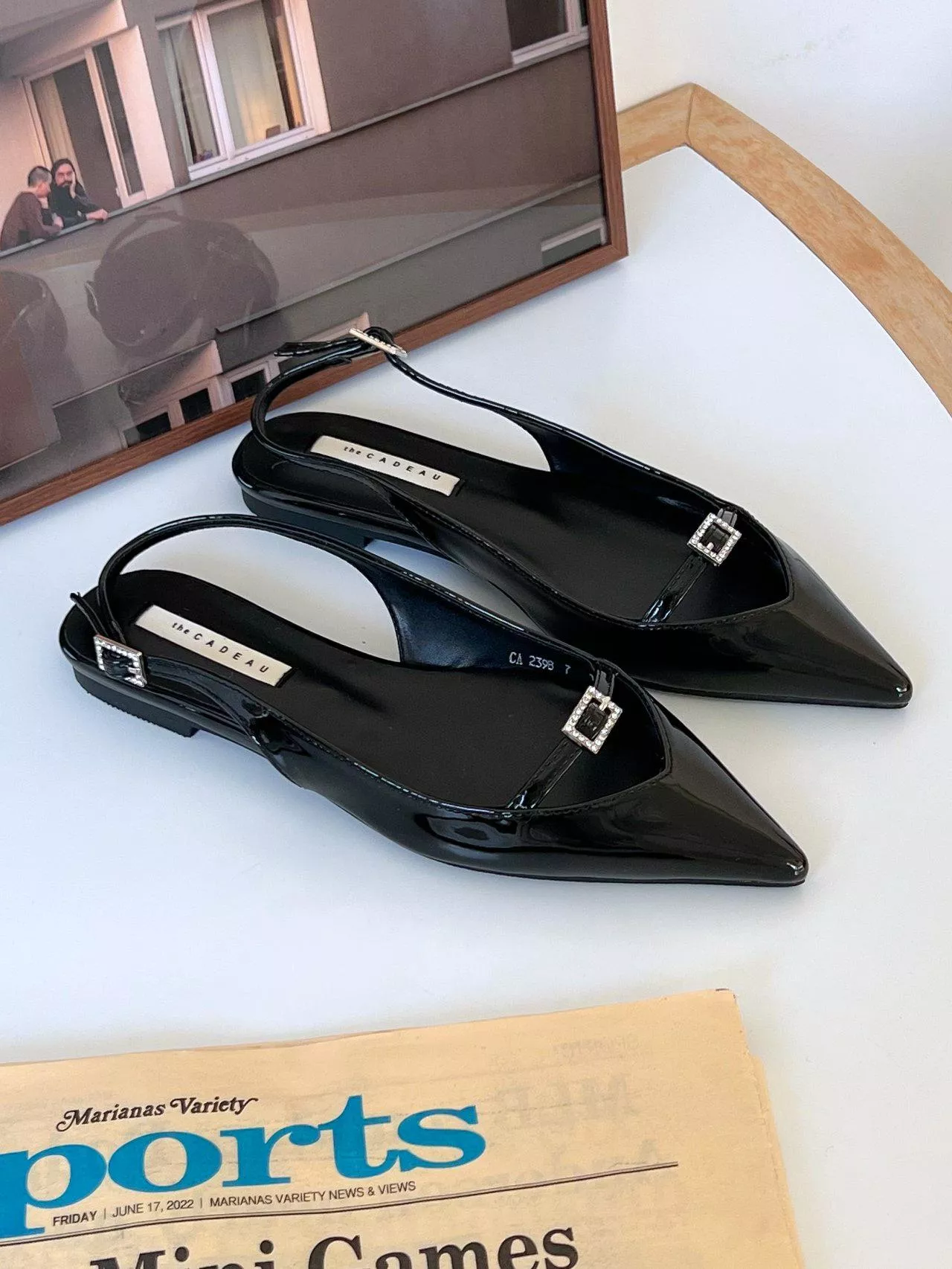 水鑽皮帶釦漆皮尖頭鞋(1cm) #2398