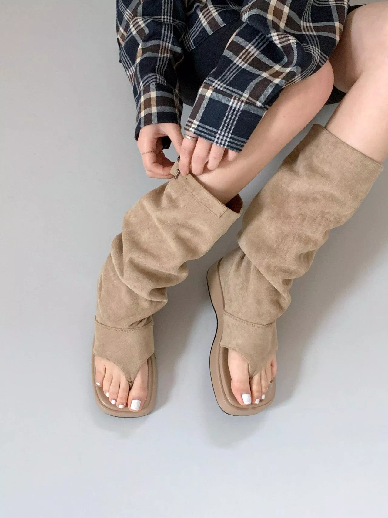 皮帶裝飾麂皮皺摺夾腳涼靴 #1402