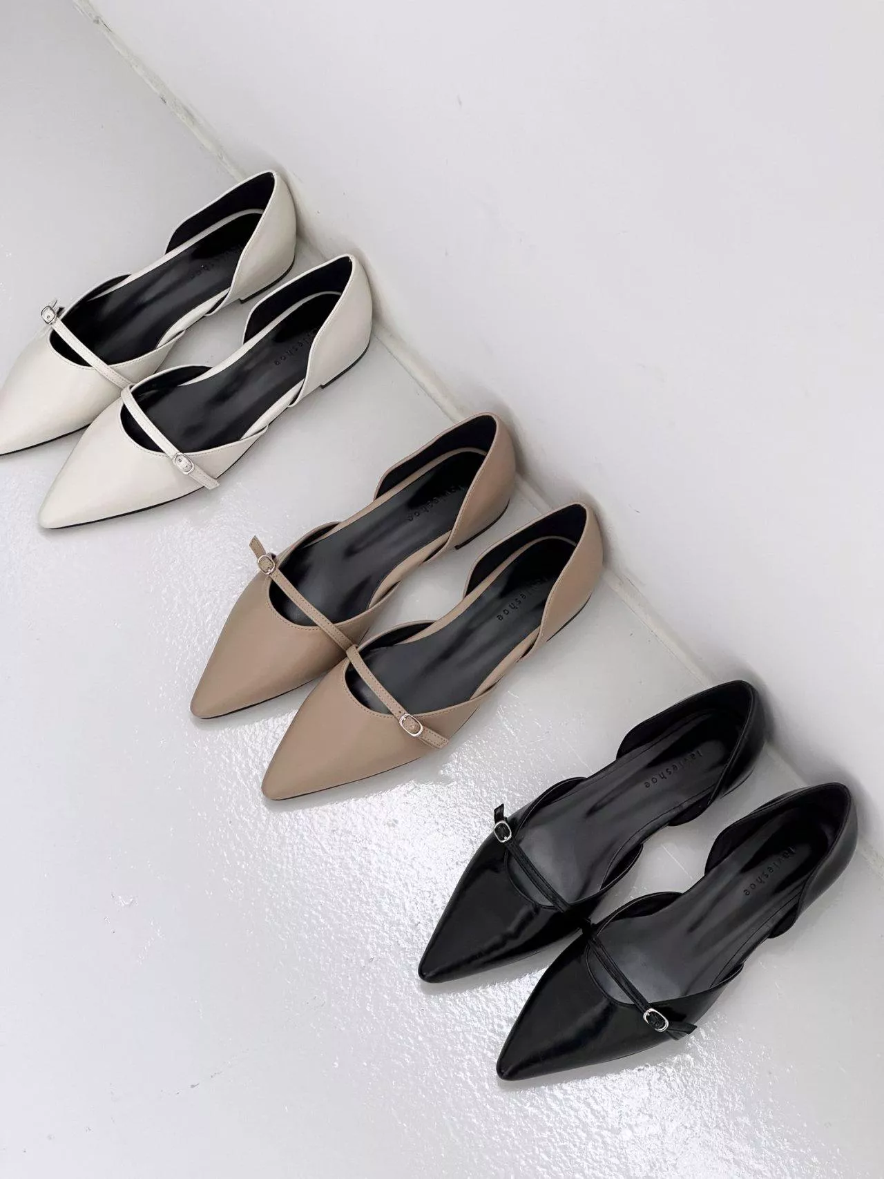 側邊中空皮帶裝飾尖頭鞋 #2419