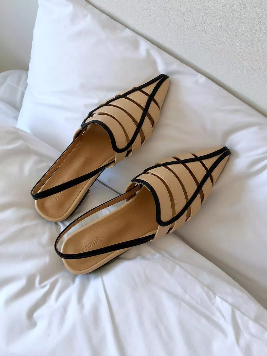 微透膚鏤空線條尖頭鞋 #448