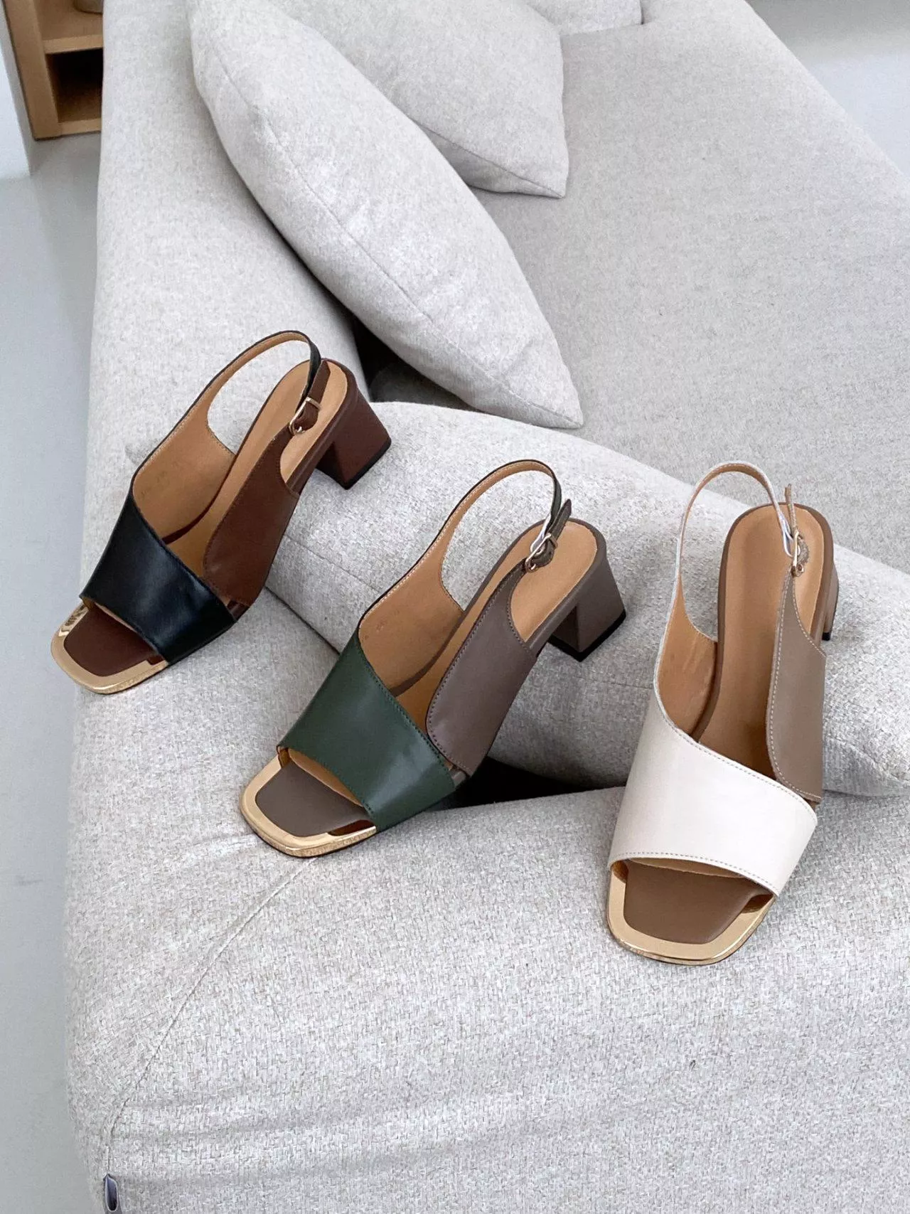 輕熟氣質剪裁配色牛皮中跟涼鞋 #7376