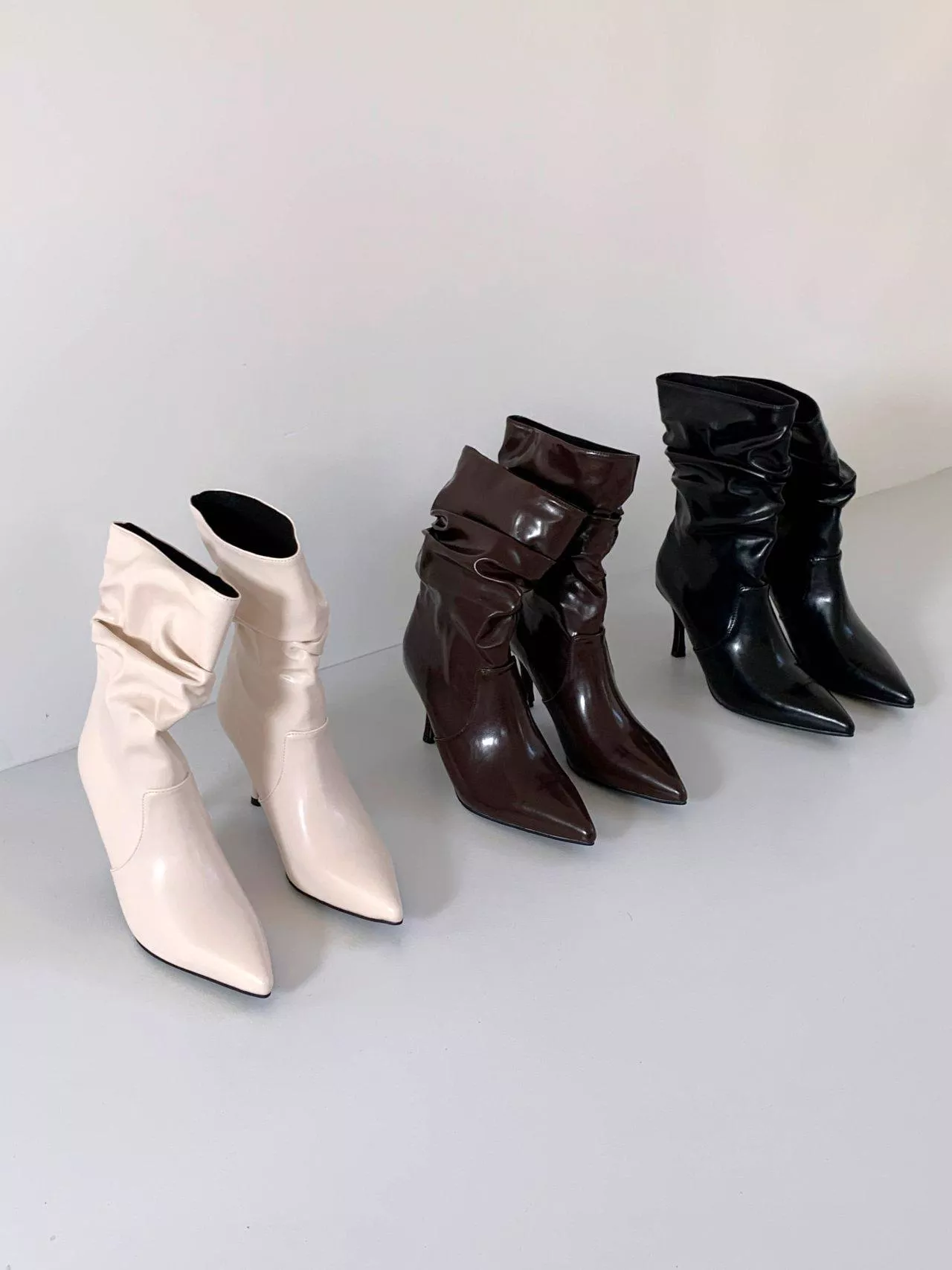 亮面褶皺尖頭細高跟短靴 #8324