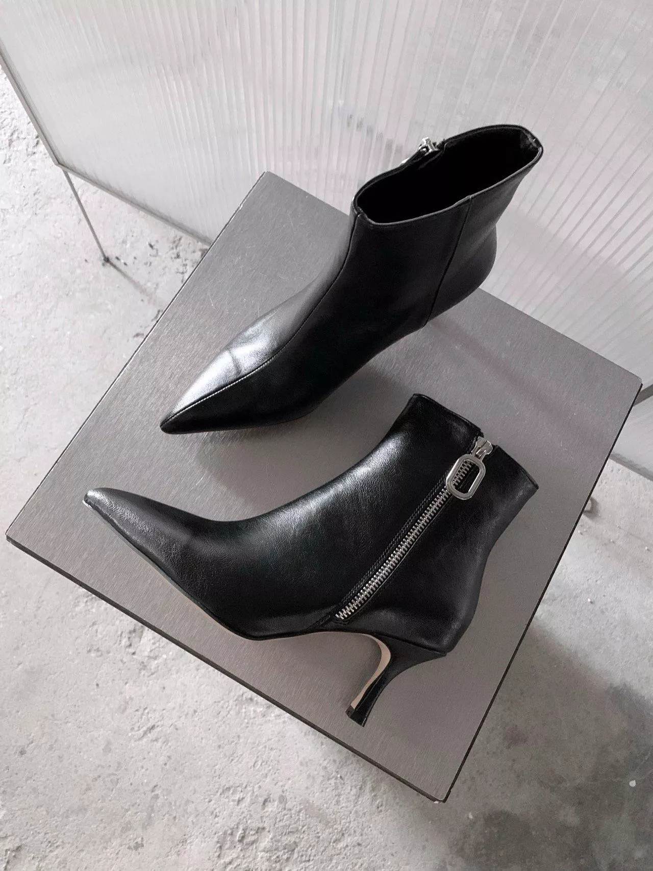 韓國空運🇰🇷｜【質感必收】⚡ 拉鍊設計尖頭短靴 👢 高跟舒適 顯瘦百搭時尚靴 #3052