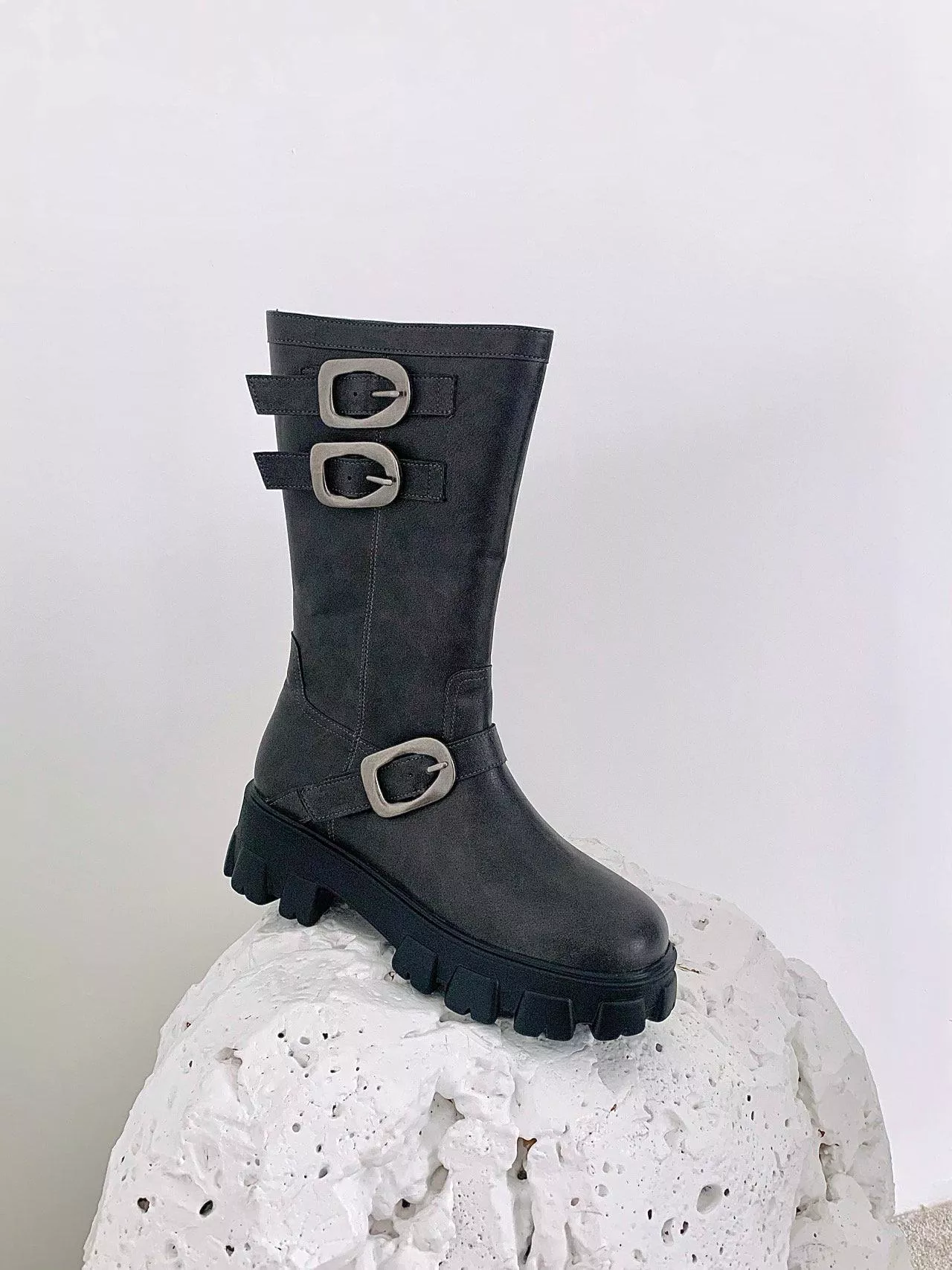 韓國空運🇰🇷｜🌟輕量皮帶扣復古圓頭中筒厚底靴👢 百搭舒適秋冬靴 #3062