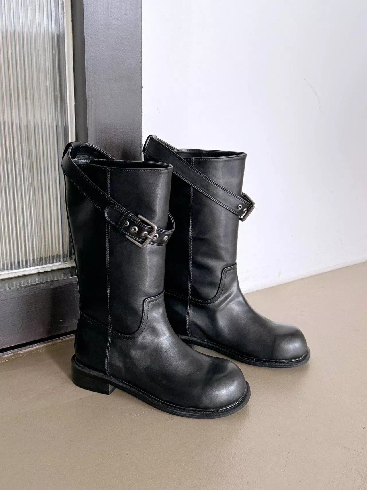 垂墜感皮帶裝飾中筒靴 #8352