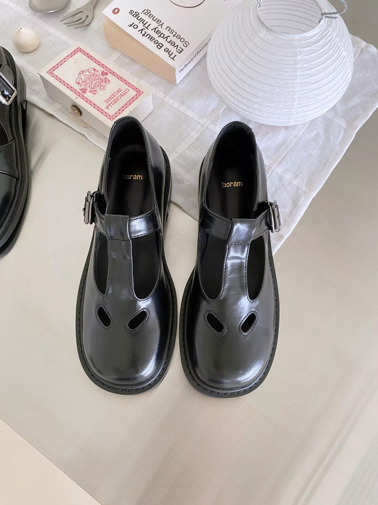 挖洞造型T字瑪莉珍鞋 #5011