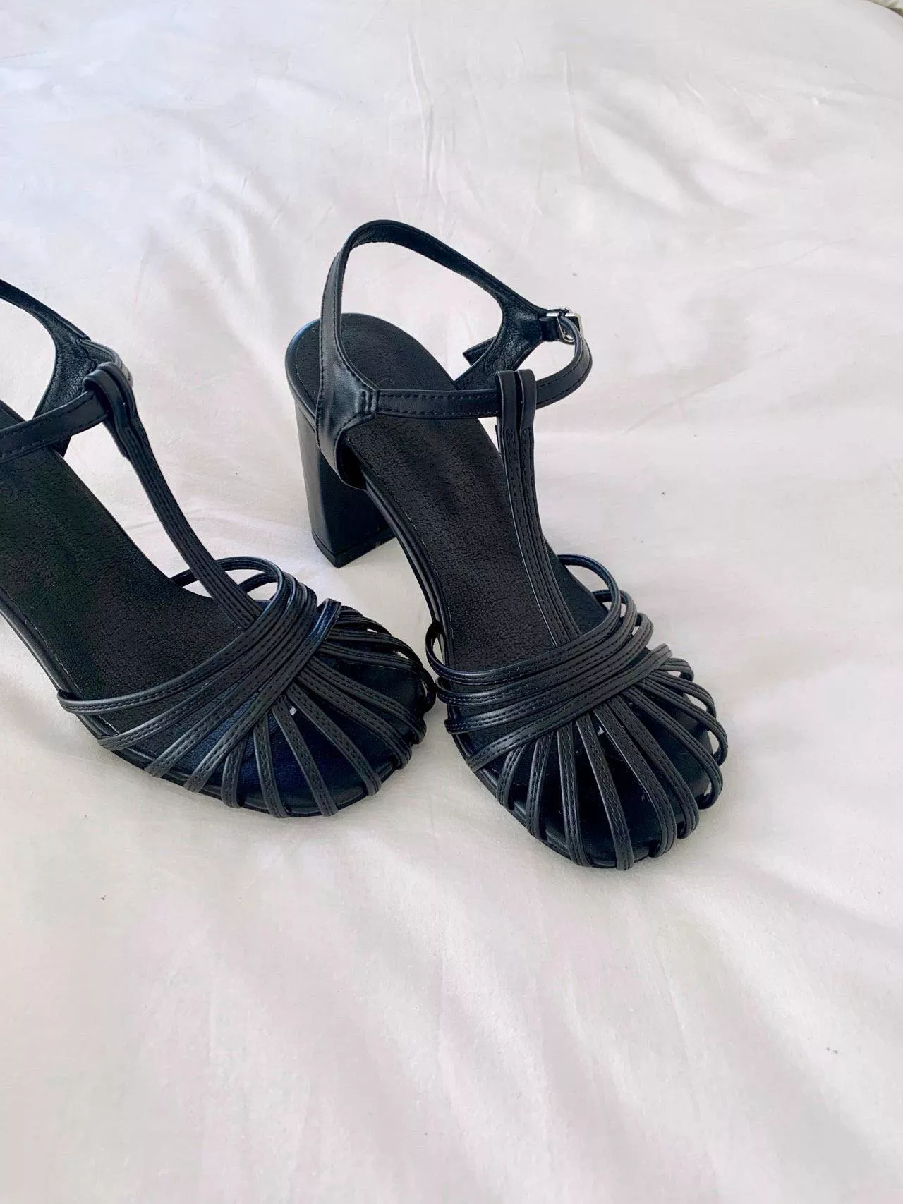 鏤空線條圓頭粗高跟涼鞋 #408