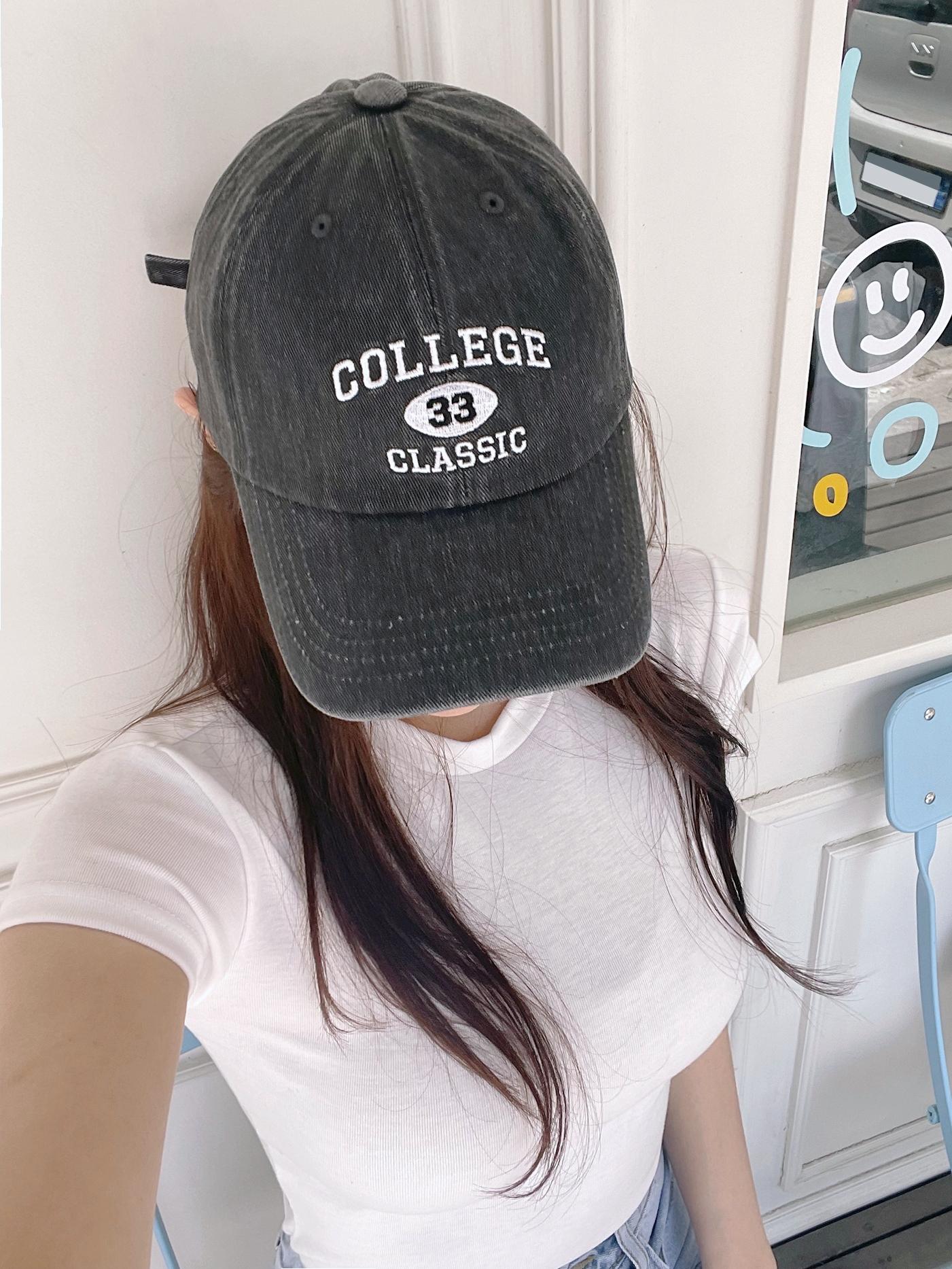 ［男女共用👫］復古COLLAGE 33刺繡英字棒球帽 #D17033450