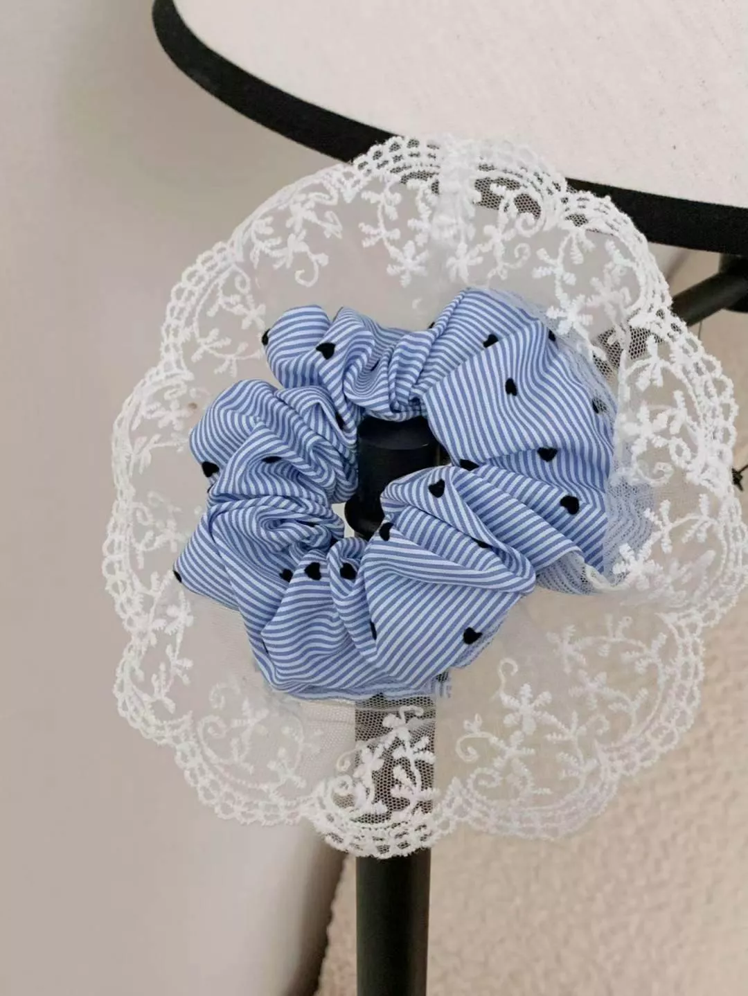 蕾絲邊愛心條紋大腸髮圈 #H790