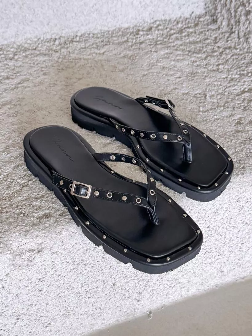 柔軟底鉚釘裝飾夾腳拖鞋 #31138