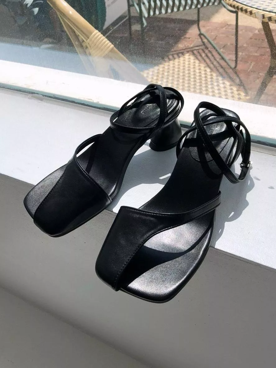 單邊腳趾包覆斜切帶高跟涼鞋 #449