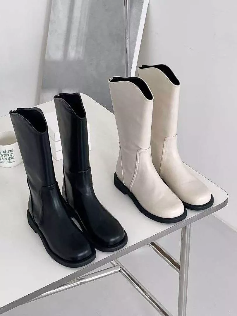 人氣爆棚通勤款！雙V型設計感中筒靴 #8206