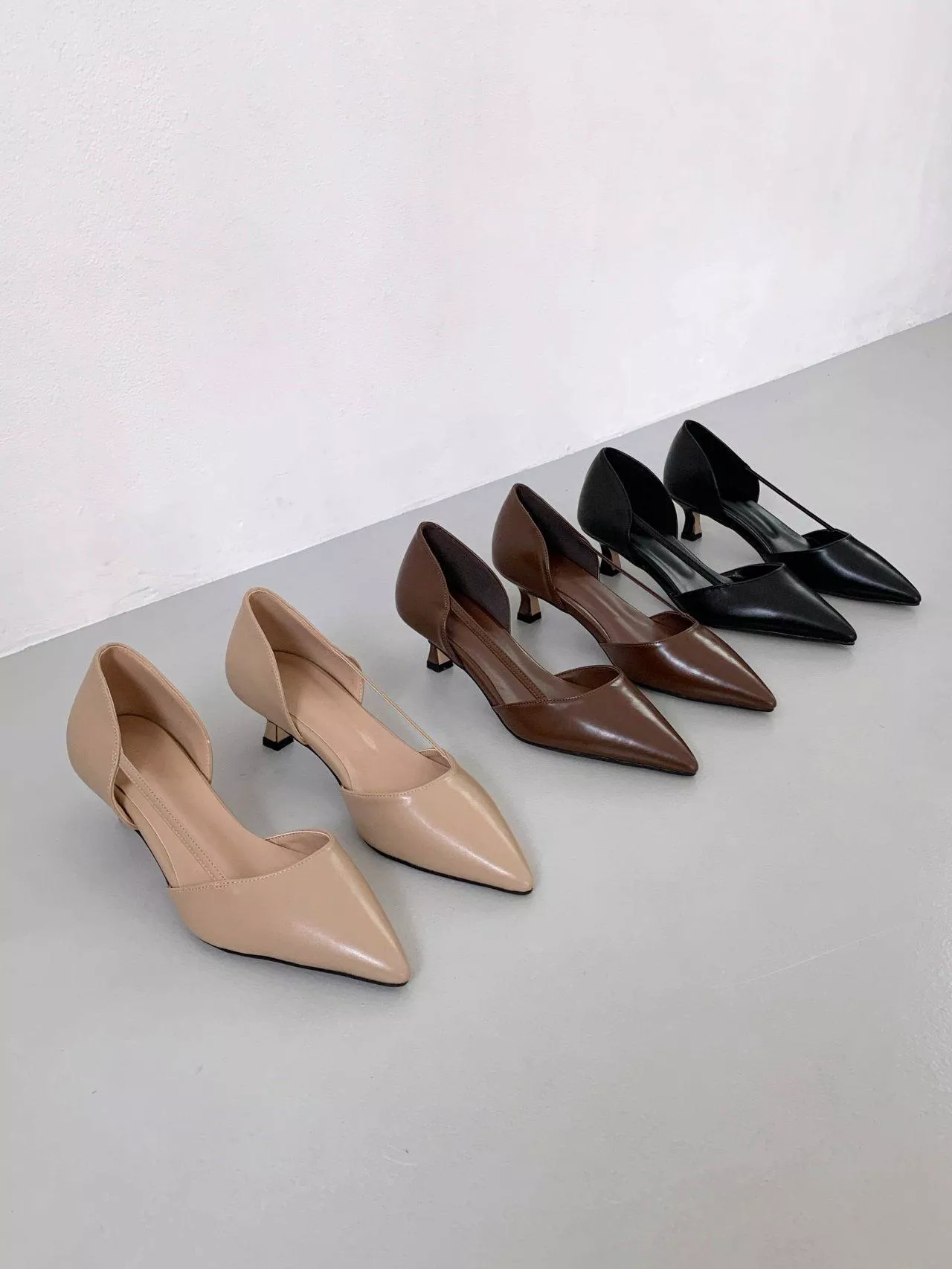 韓國空運🇰🇷｜【女神必收】4cm尖頭中跟鞋💃 側邊線條設計 修飾腿型 #7506