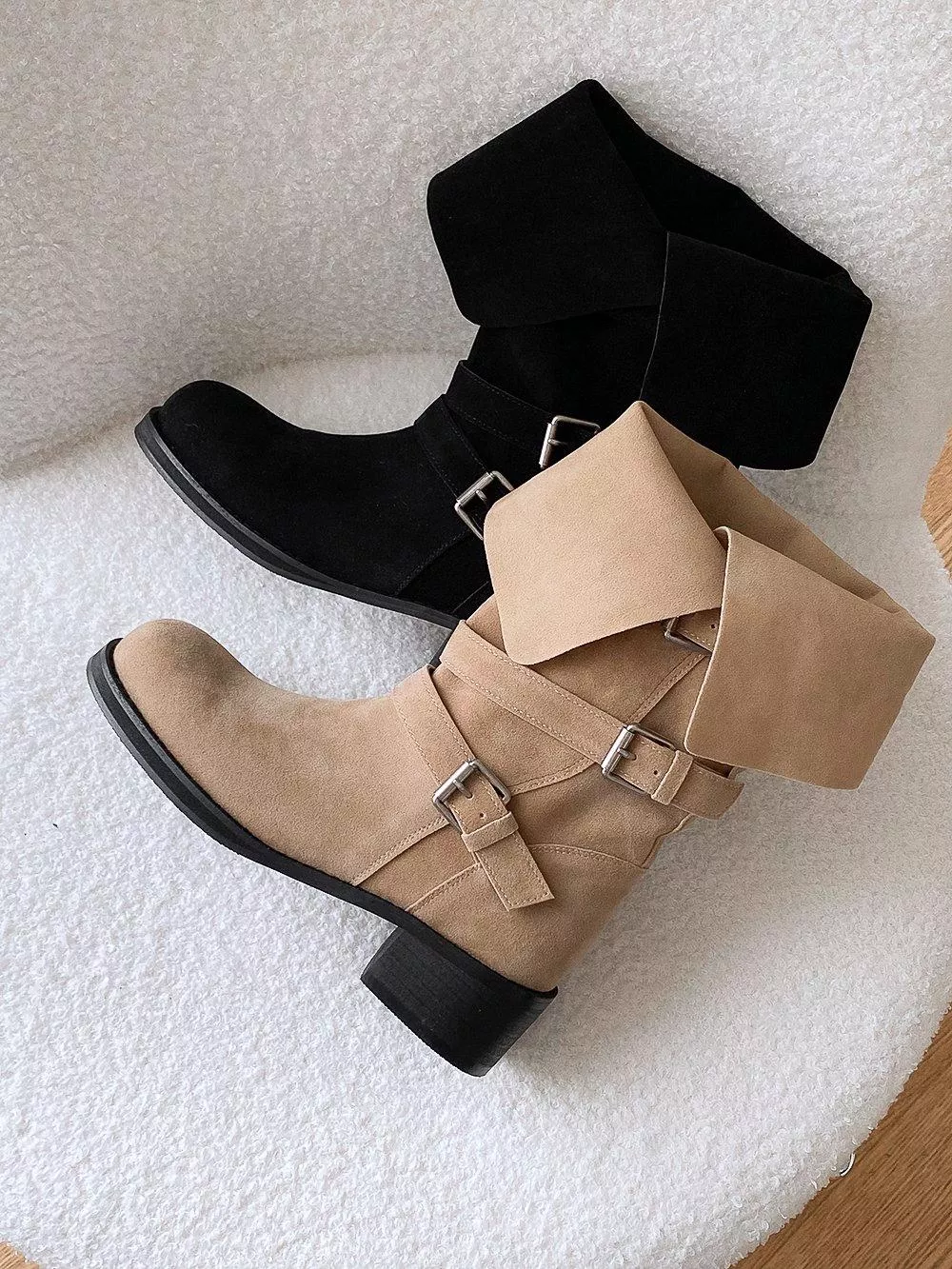 韓國空運🇰🇷｜👢 2Way 雙扣帶設計寬筒中筒靴 ✨ 可折疊穿搭 麂皮長靴 顯瘦哈比靴 秋冬百搭 #7052