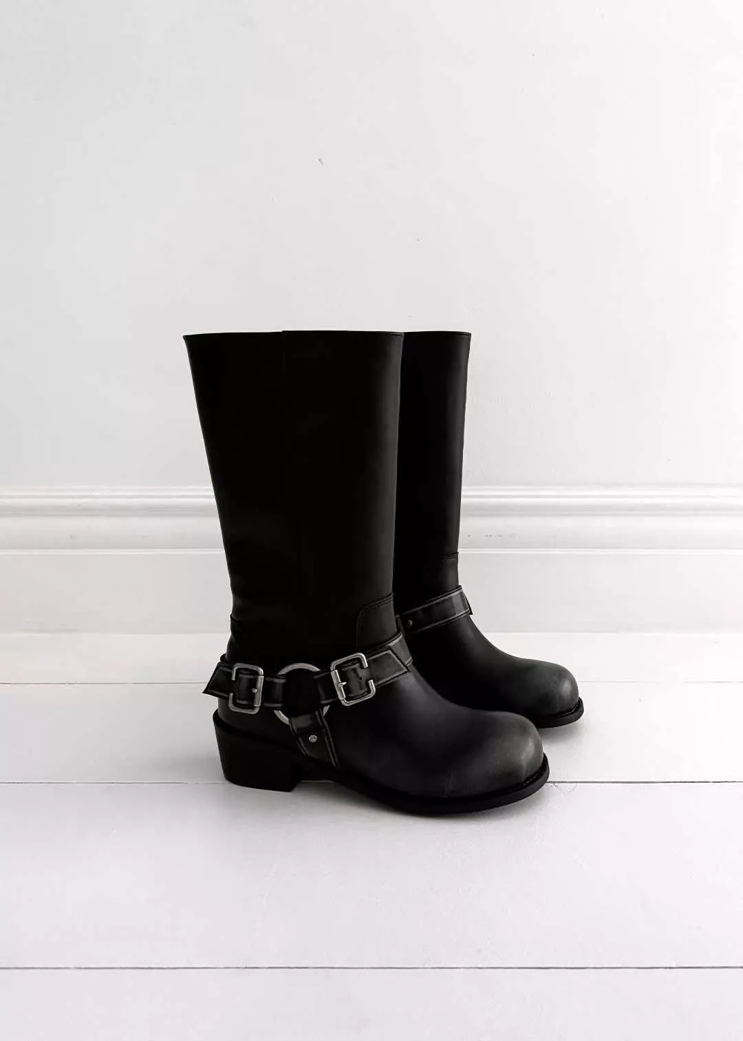 韓國空運🇰🇷【質感爆棚】🖤 復古扣帶半筒靴 ✨ 無可比擬的高質感靴款 #9509