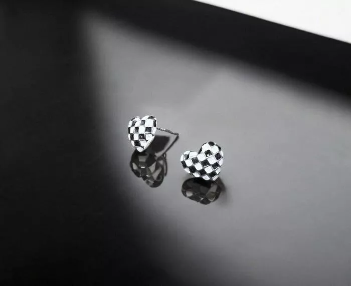 黑白格仔心形設計耳圈