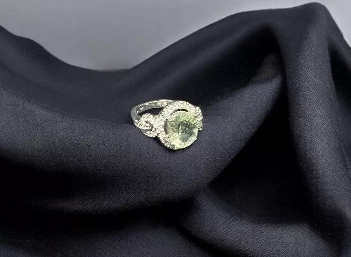 高貴橢圓形綠色彩石戒指