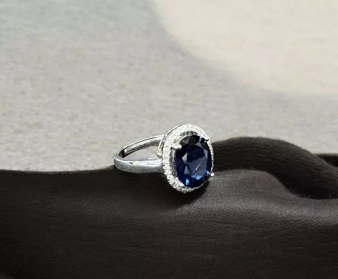 橢圓形藍鋯石戒指